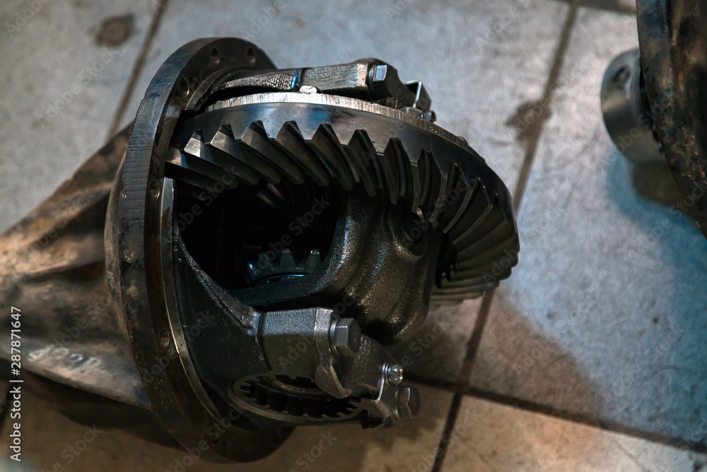 Fotografie Close-up on a transfer gearbox from a car with a differential during repair, a used spare part