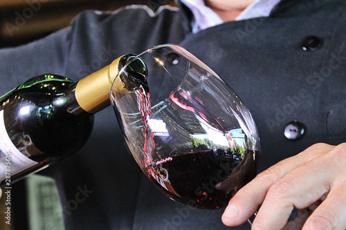 Sirviendo una copa de vino