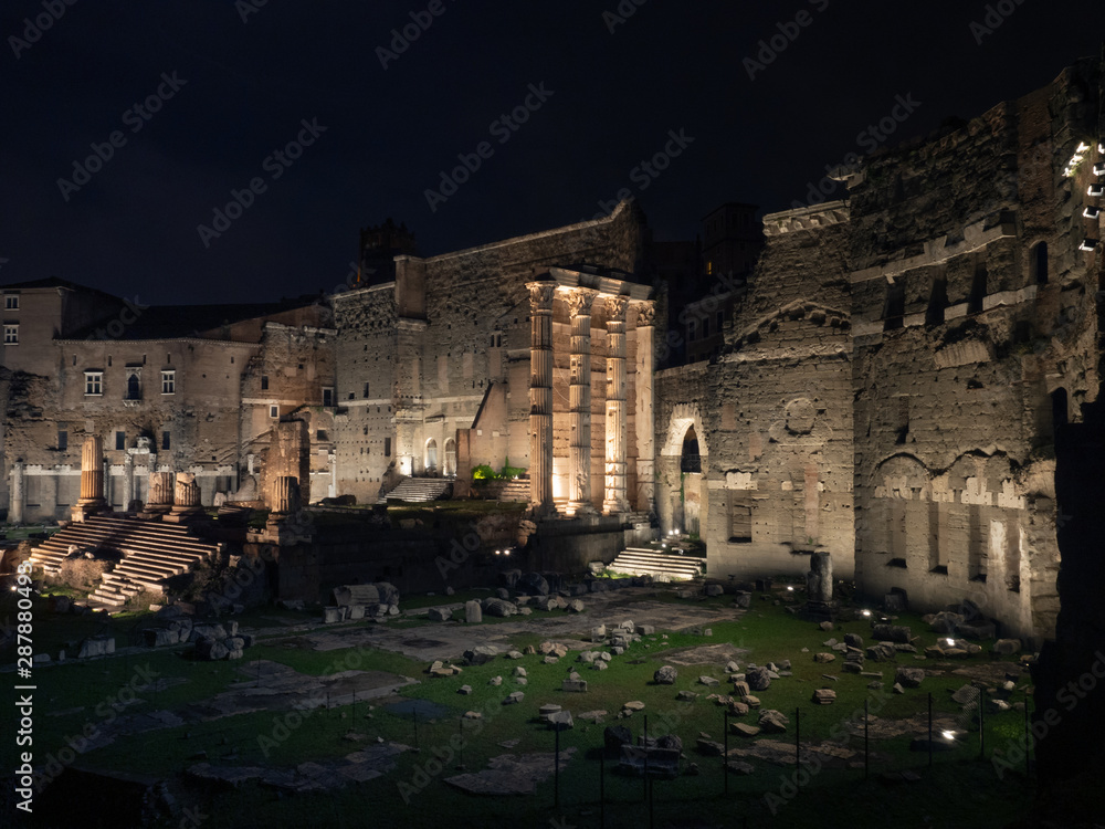 Vista nocturna del foro de Augusto en Roma Italia