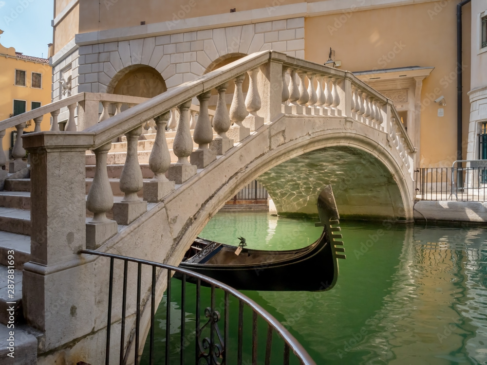 Gondola pasando bajo un puente al lado del Teatro de La Fenice Venecia Italia