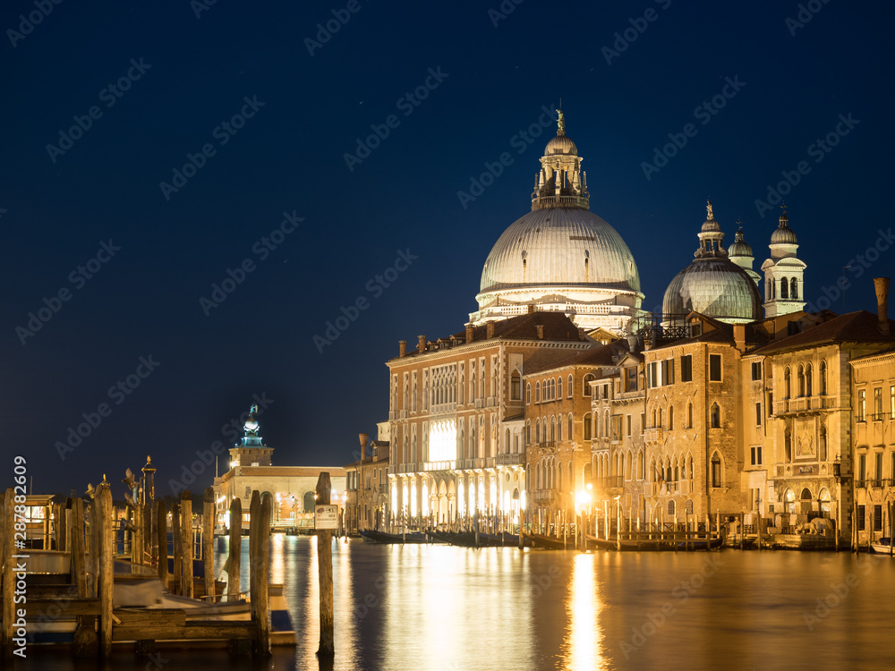 Vista del Gran Canal de Venecia con La Basílica de Santa María della Salute (Santa María de la Salud)