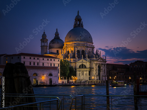 Vista del Gran Canal de Venecia con La Basílica de Santa María della Salute (Santa María de la Salud) tomada al atardecer.