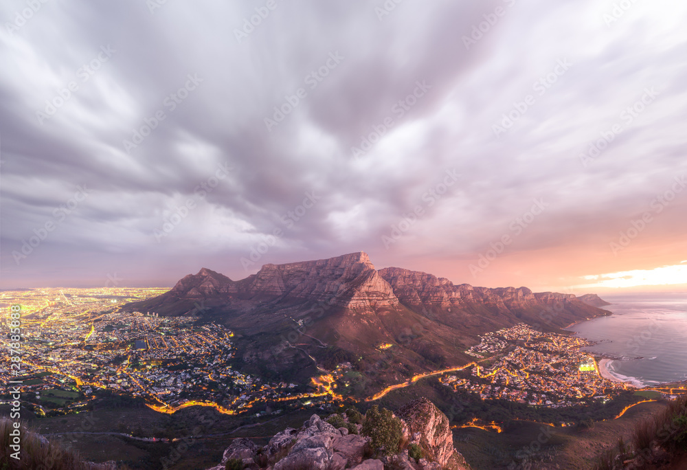Fototapeta premium Panoramiczny widok na Górę Stołową widziany z góry Lions Head - Kapsztad, RPA