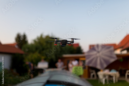 Drohne filmt und fotografiert im Flug