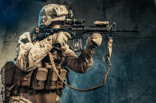 Fotografía American private military contractor shooting a rifle