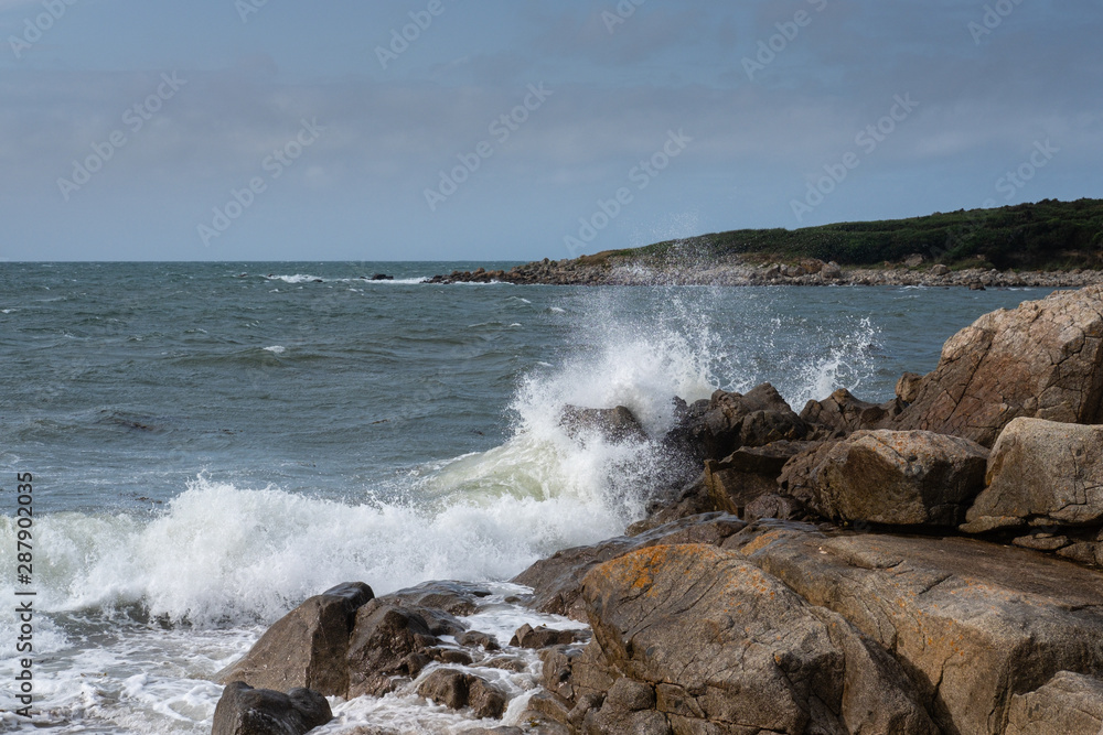 Vague qui s'écrase sur des rochers Vague qui s'écrase sur des rochers