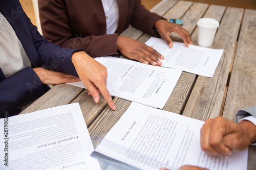 Canvas Print Businesspeople discussing agreement terms