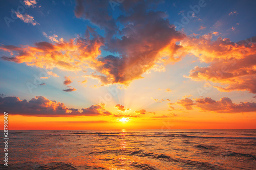 Fototapeta Naklejka Na Ścianę i Meble -  Beautiful sunset over the tropical sea