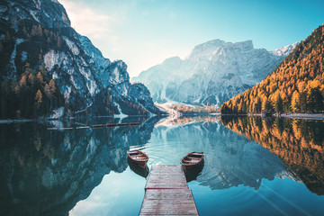 Foto auf Leinwand Schlafzimmer Boote auf dem Pragser Wildsee (Pragser Wildsee) in den Dolomiten, Südtirol, Italien  © ValentinValkov