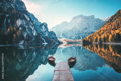 Naklejka Łodzie na Braies jeziorze w dolomit górach, Sudtirol, Włochy (Pragser Wildsee)