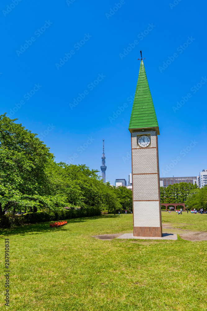 Obraz premium 新緑の猿江恩賜公園 時計台とタワー