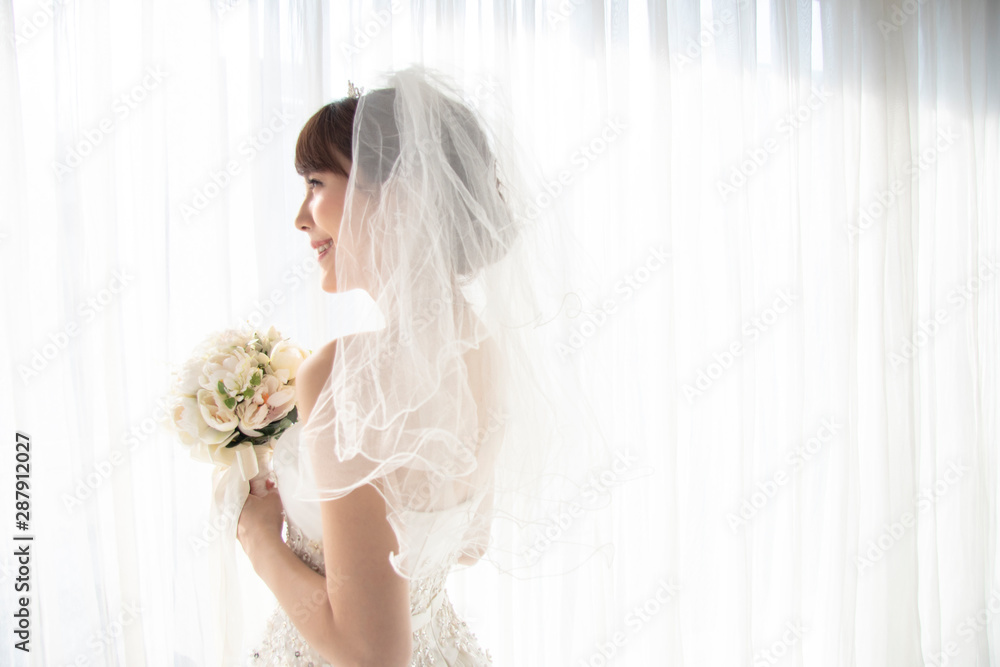 窓辺で微笑む花嫁 窓辺で微笑む花嫁