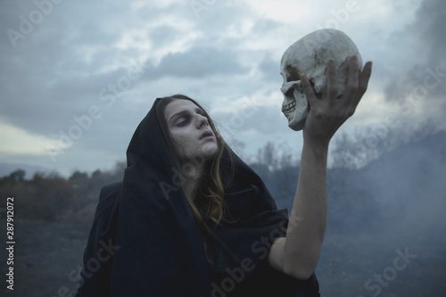 Slika na platnu Shakesprearian idea of a man holding a skull