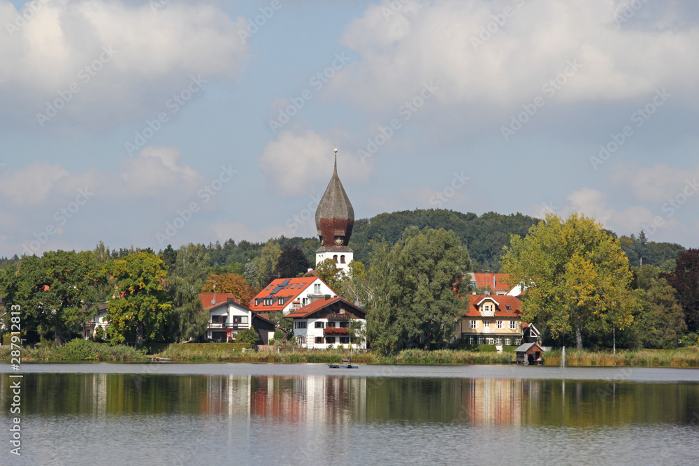 Wesslinger See mit Dorf und Kirche von Wessling, Oberbayern Wesslinger See mit Dorf und Kirche von Wessling, Oberbayern