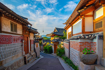 Fototapete Seoul Morgenstimmung im Bukchon Hanok Dorf  © Phuaorneer