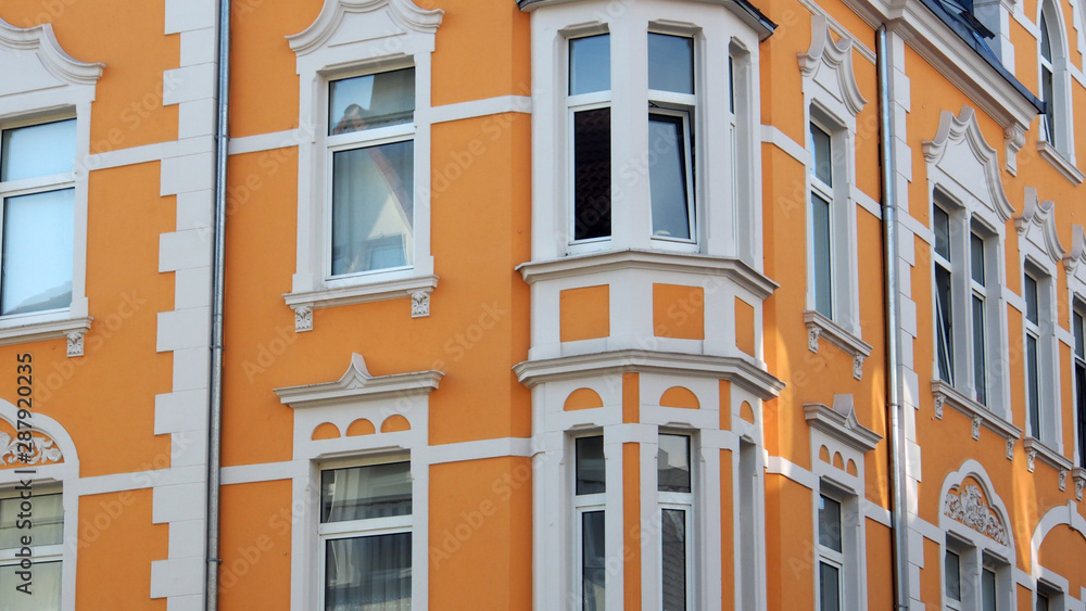 Obraz premium Bielefeld, NRW, Deutschland: Altbau, gelbe Stuckfassade
