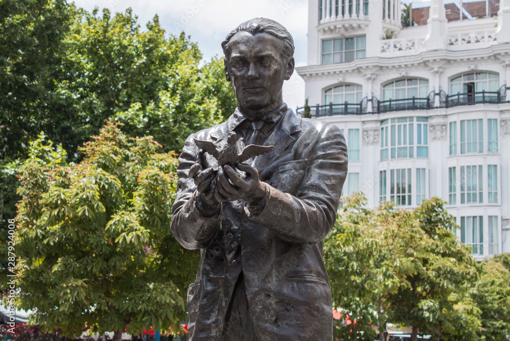 Fototapeta premium Statue of the famous poet, Federico García Lorca with a pigeon on Saint Anne Square (Plaza de Santa Ana) in Madrid, Spain, Europe