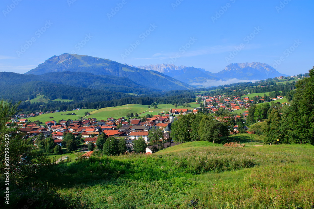 Blick auf das Unterberghorn in den Alpen bei Kössen in Österreich