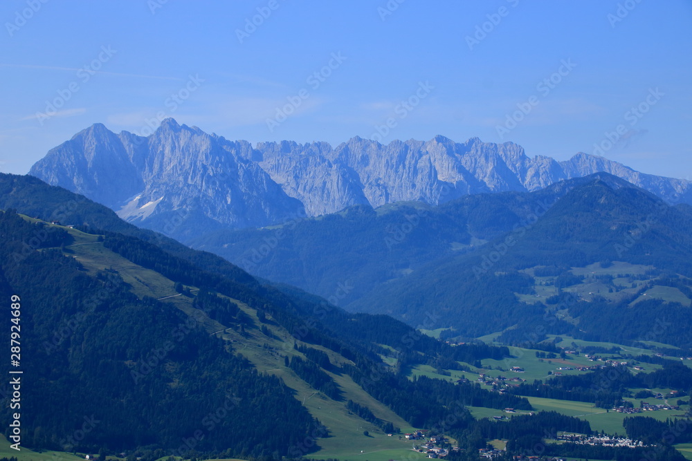 Blick auf das Kaisergebirge in Ostalpen in Tirol
