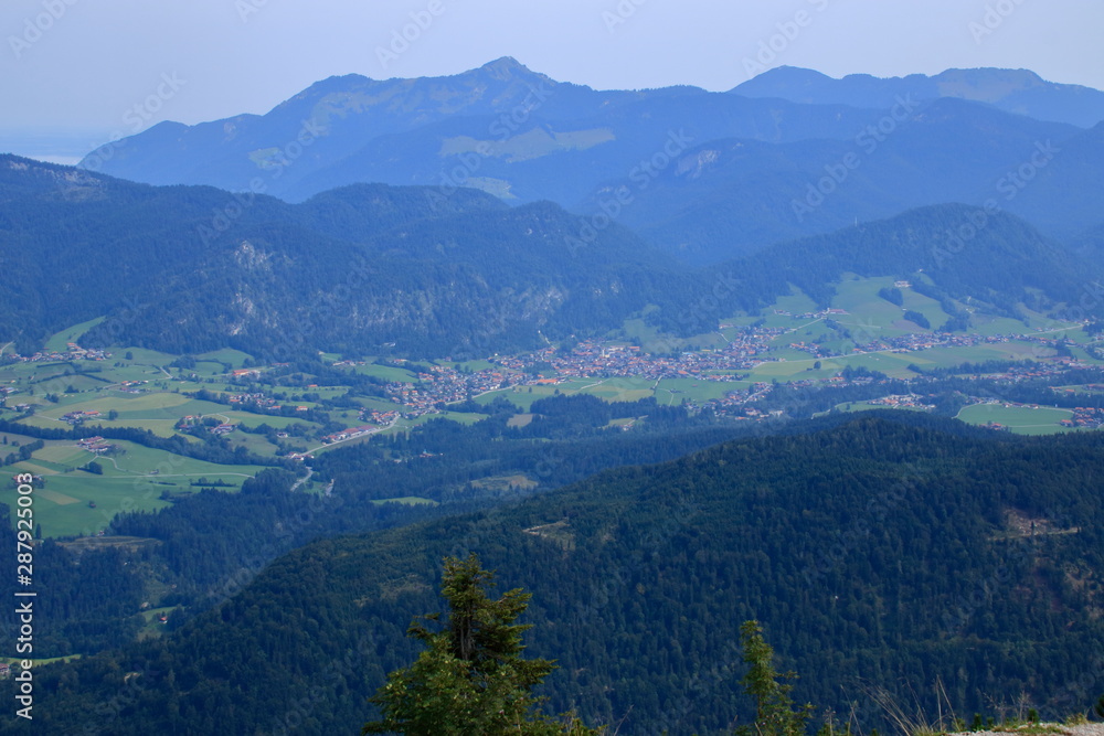 Blick auf die Chiemgauer Alpen bei Reit im Winkel im Landkreis Traunstein in Bayern