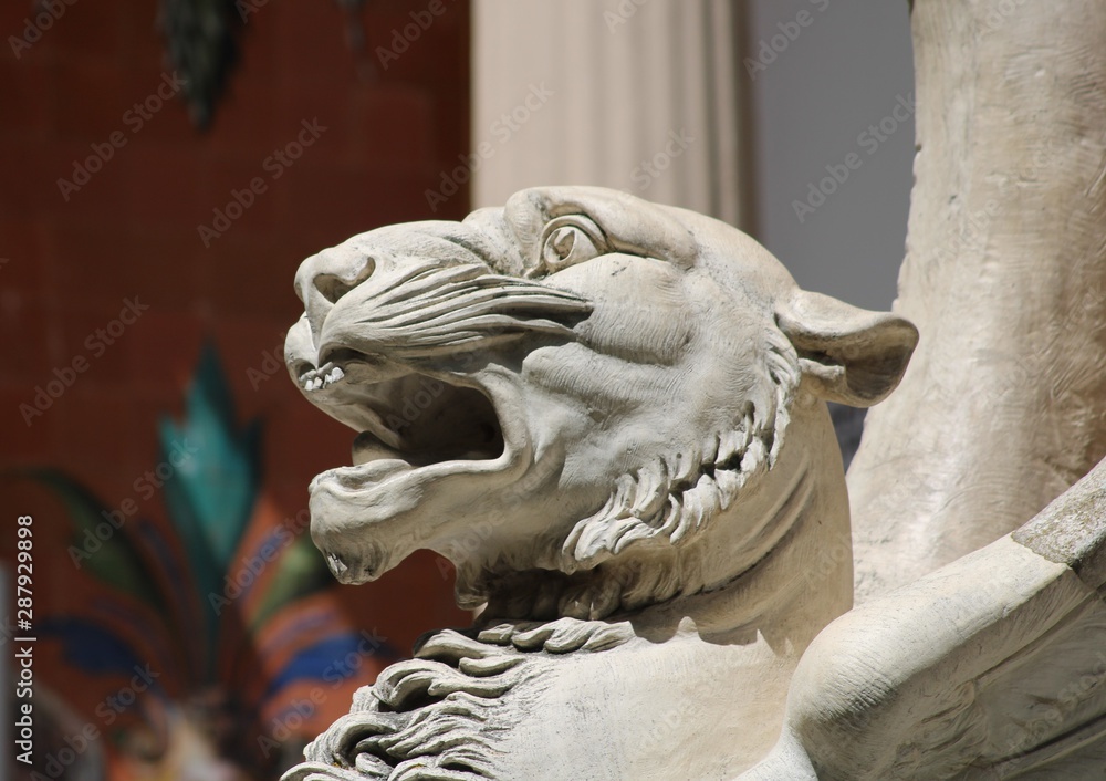 Escultura de tigre en el Parque del Retiro de Madrid Escultura de tigre en el Parque del Retiro de Madrid