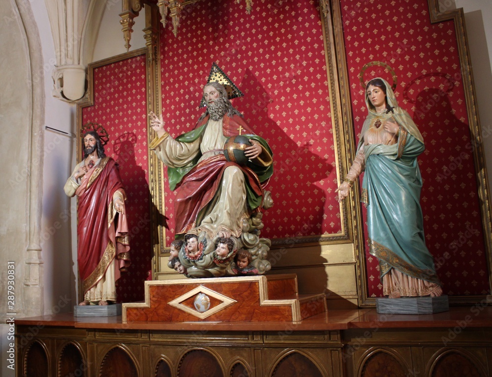 Esculturas religiosas en una iglesia de Madrid