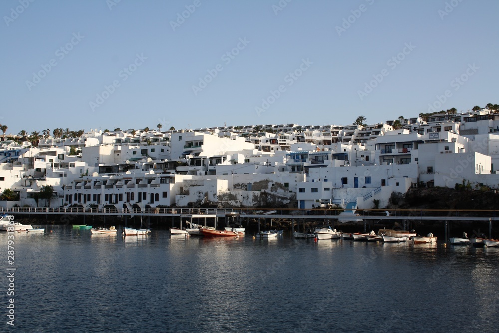 Pueblo en un puerto de la isla de Lanzarote, Canarias