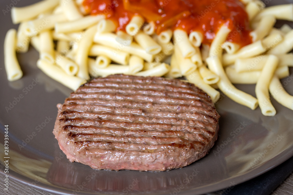 steak haché et pâtes à la sauce tomate Stock Photo | Adobe Stock