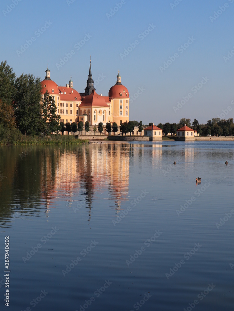 Das Barockschloss Moritzburg im Sonnenlicht Das Barockschloss Moritzburg im Sonnenlicht