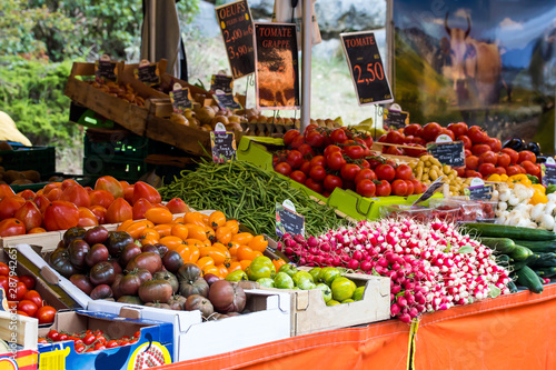 Foto vente de fruits et légumes sur un marché