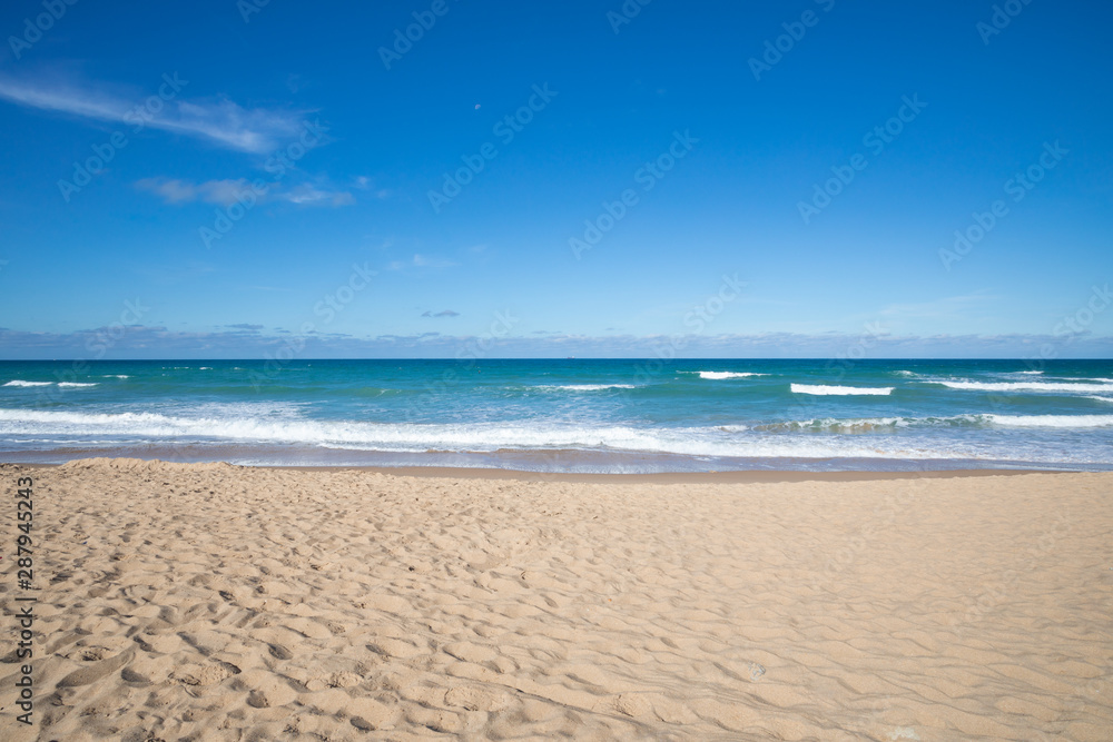 front view of seashore of Palmar Beach with sand, turquoise ocean water and horizon in Vejer village (Cadiz, Andalusia, Spain) - obrazy, fototapety, plakaty 