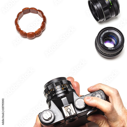 Stary, analogowy aparat fotograficzny i obiektywy. Fotografowanie biżuterii.