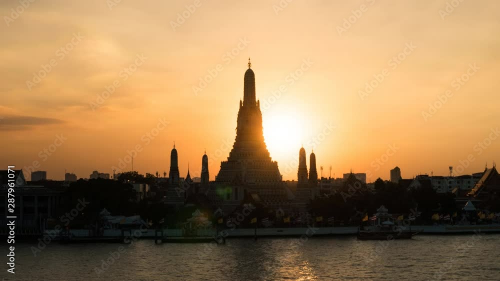 Sunset The iconic Temple of Dawn Time-lapse day to night, Wat Arun, along the Chao Phraya river with a colorful sky in Bangkok, Thailand, zoom out, Zoom out. Sunset The iconic Temple of Dawn Time-lapse day to night, Wat Arun, along the Chao Phraya river with a colorful sky in Bangkok, Thailand, zoom out, Zoom out.