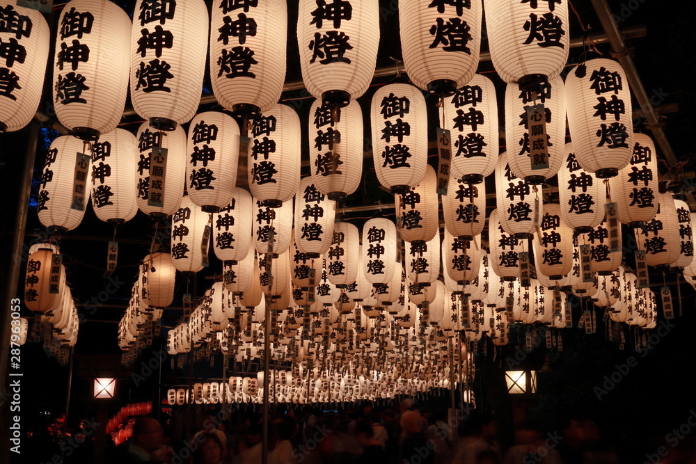 Obraz premium たくさんの献灯が夏の夜空に光る提灯祭