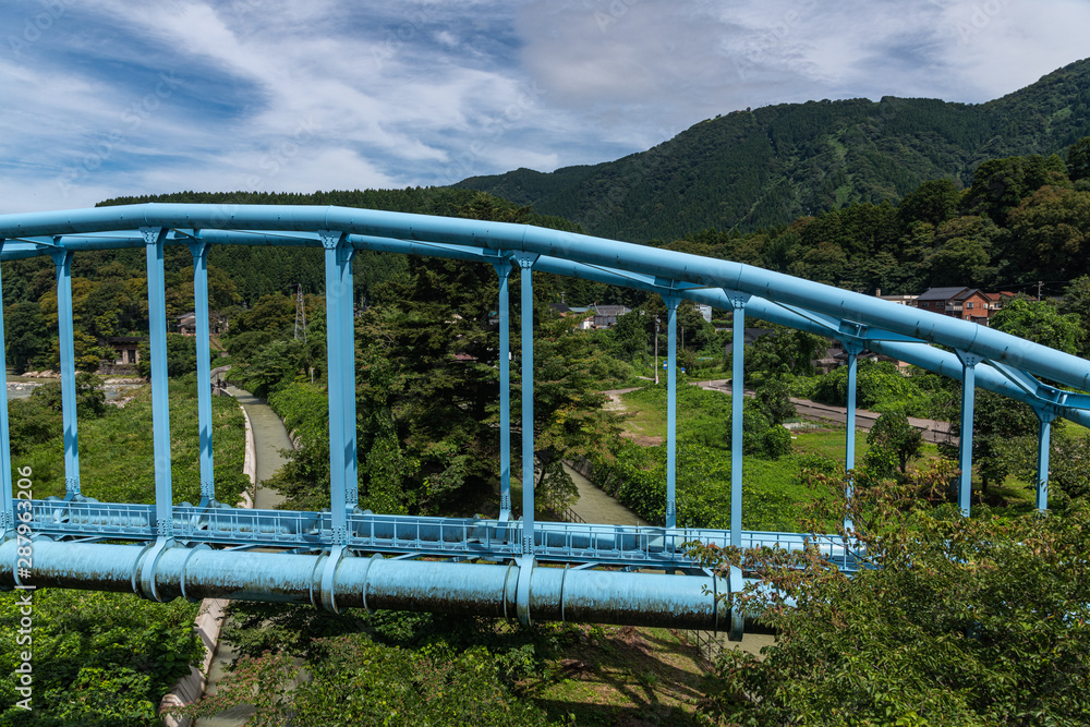 Fototapeta premium 手取川を渡る石川県水道橋