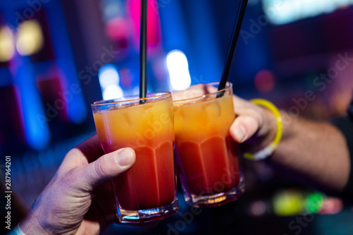 Anstoßen mit Longdrinks