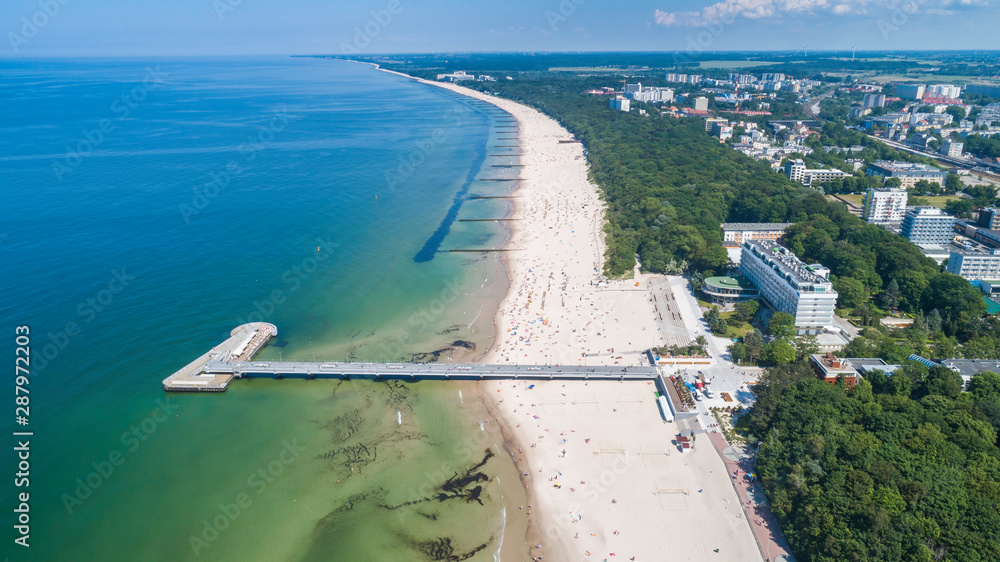Obraz premium Kołobrzeg – piękne miasto i uzdrowisko nad Morzem Bałtyckim z lotu ptaka