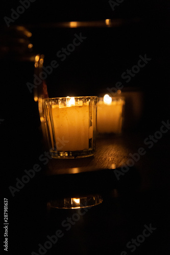 Veladoras en vasos de cristal © Hugo Tress