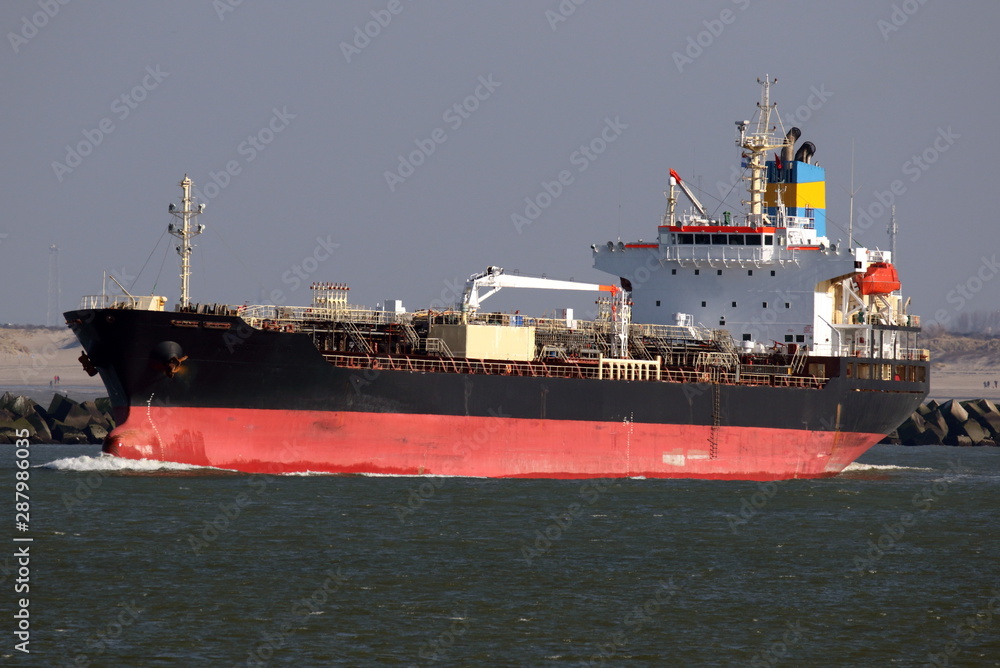 schwarzer Tanker verlässt bei schönem Wetter den Hafen schwarzer Tanker verlässt bei schönem Wetter den Hafen