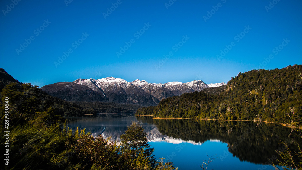 Lago entre montañas