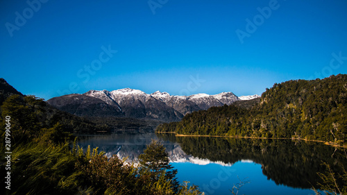 Lago entre montañas
