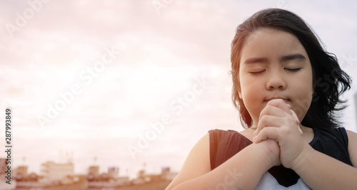 Little girl praying in the morning.