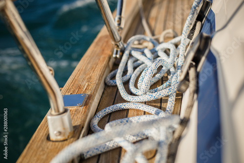 Bilde på lerret Détails d'équipements nautiques sur un voilier navigant lors d'une journée ensol