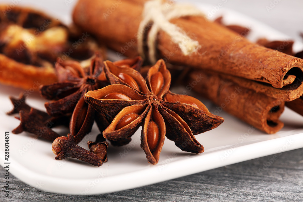Obraz premium cinnamon, staranise and cloves. winter spices on wooden table