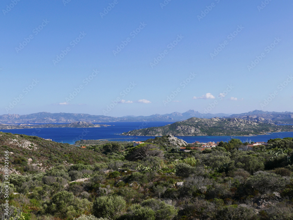 il bel mare blu e limpido dell'isola de La Maddalena in Sardegna in Italia