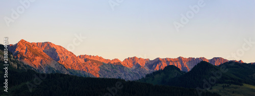 Fototapeta Naklejka Na Ścianę i Meble -  Hindelanger Klettersteig - Alpenglühen - Bergkette - Allgäu - Panorama