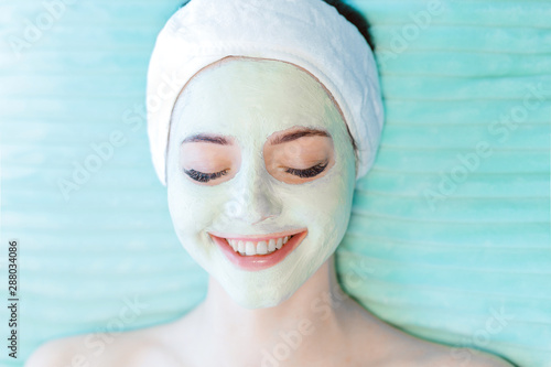Fotografi Portrait of beautiful woman laying with towel on the head