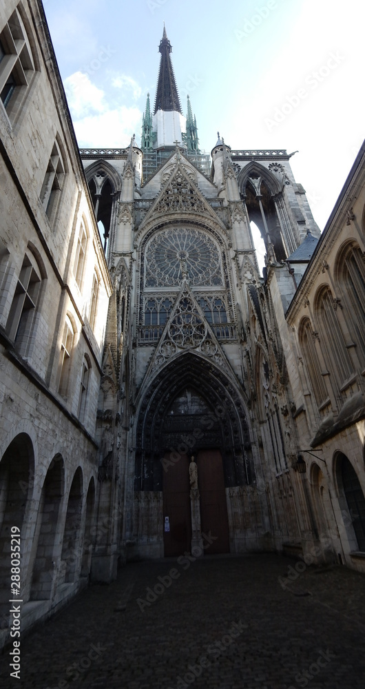 Dans la cour de la cathédrale de Rouen 