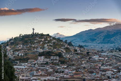 quito al tramonto ecuador