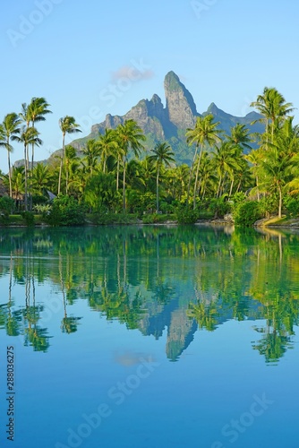Foto View of the Mont Otemanu mountain reflecting in water at sunset in Bora Bora, Fr